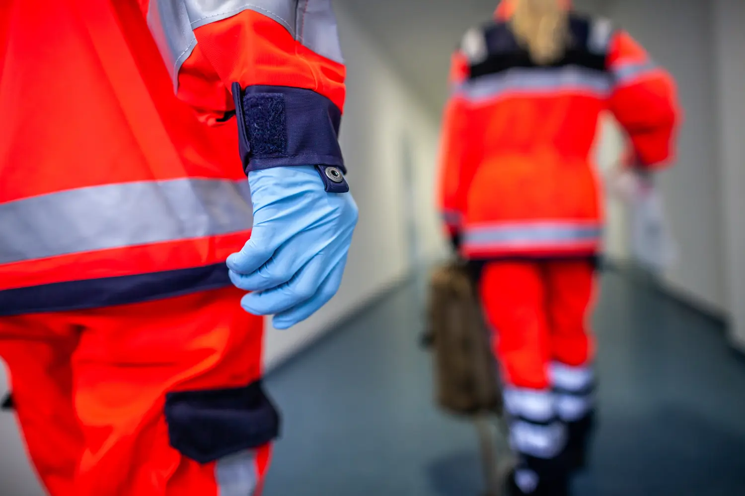  Deutscher Sanitäter läuft in einer Etage zu einem Unfall