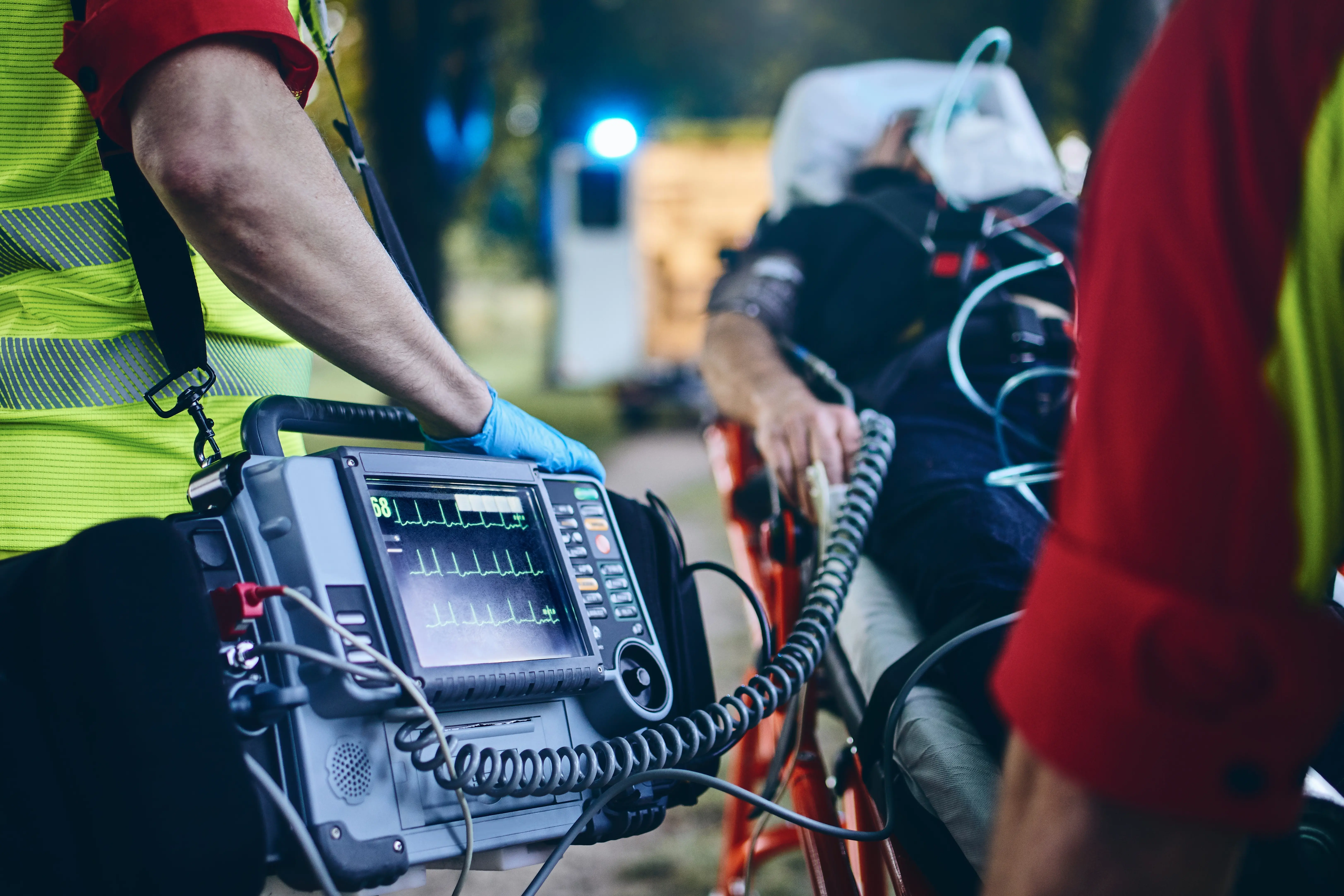 Rettungsdienst und Notarzt versorgen einen schwer kranken Mann